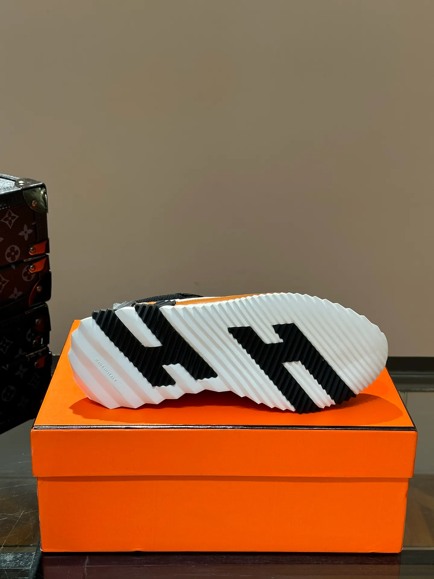 Men's shoes 💰p420 "hermes*" new men's casual sports shoes, the upper is made of cowhide leather and high-end mesh, imported materials, full of texture, the light sole is decorated with contrasting patterns, creating a versatile fashion style. Size: 38-44 (45.46 customized)